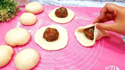 لا يقاوم| طريقة عمل عجينة الحواوشي بدون خميرة وبدون فرن.. حضريه بكل سهولة