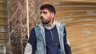 بـ 2 شيكل.. تاجر أحذية في غزة يبيع منتجاته بأسعار رمزية: مش هنبكي على اللي راح 