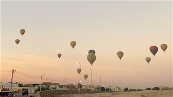 البالون الطائر بسماء
