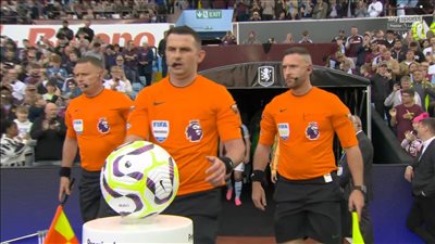 عطل في أنظمة التواصل بين حكام مباراة أرسنال وأستون فيلا بالدوري الإنجليزي