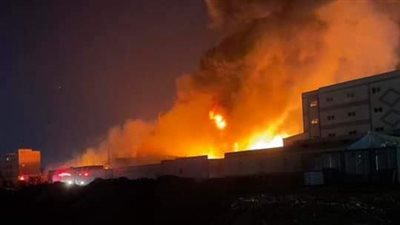 تفاصيل السيطرة على حريق مصنع كيماويات في العاشر من رمضان | بث مباشر