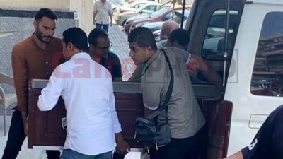 الصحفيون يحملون النعش.. وصول جثمان عم حسام حبيب إلى مسجد الصديق لأداء صلاة الجنازة عليه