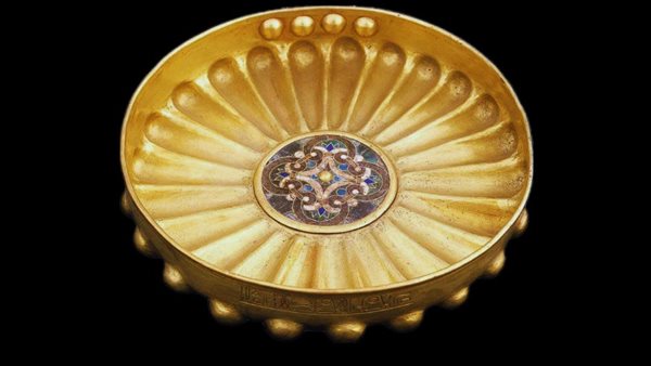  إناء ذهبي مجوف