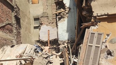 جهات التحقيق تعاين موقع انهيار عقار الكيت كات