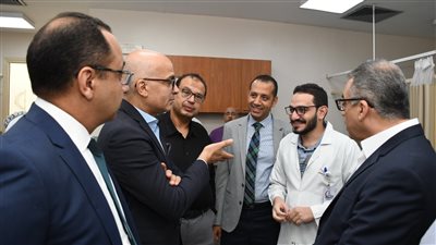 رئيس جامعة عين شمس يجري جولة تفقدية بالمستشفيات.. ويناقش الطبيب صاحب واقعة محمد فؤاد