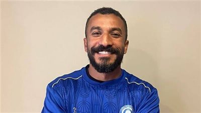 حسام عرفات لاعب الزمالك الأسبق يبتلع لسانه خلال مباراة بور فؤاد والجمارك | تفاصيل