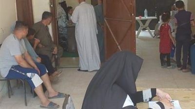 الكشف الطبي على 950 مريضًا في قافلة مجانية بالفيوم