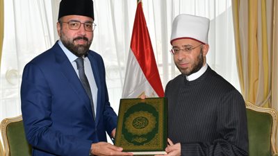 وزير الأوقاف يوجه بإرسال نسخ من كتاب الحق المبين إلى وزارة الشؤون الدينية الباكستانية