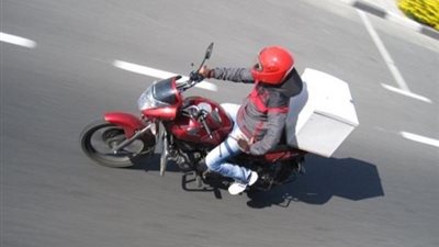 القبض على عاملي دليفري لتحرشهما بموظفة خلال سيرها بالدقي