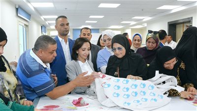 محافظ البحيرة تتفقد مشروعات حياة كريمة بوادى النطرون ومشغل تدريب السيدات على الخياطة