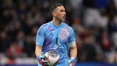 بعمر 41 عامًا.. التشيلي كلاوديو برافو يعلن اعتزال كرة القدم بعد مسيرة حافلة