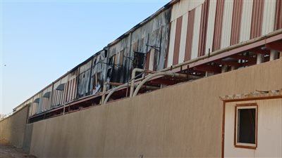 الحماية المدنية تجري عمليات تبريد لعدم تجدد النيران بمصنع نودلز في أكتوبر| صور