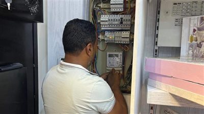 جهاز القاهرة الجديدة يرفع عدادات الكهرباء عن 110 محلات تجارية