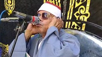 لم يوقر كتاب الله.. أول رد من نقابة القراء على فيديو شيخ أجاب على الهاتف خلال قراءته القرآن 