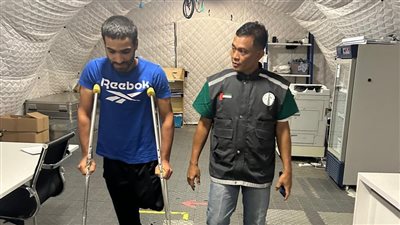 10 أطباء.. طاقم طبي من إندونيسيا يصل غزة ليداوي جرحى ومصابي الحرب | صور