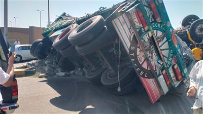 انقلاب تريلا بميدان عبد المنعم رياض بالتحرير 