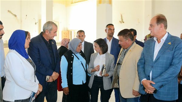 محافظ البحيرة خلال