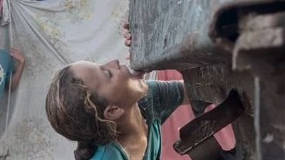 بعد نقص الغذاء.. صغيرة فلسطينية تحاول شرب قطرات المياه بغزة