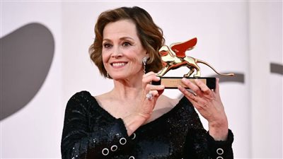 النجمة الأمريكية سيجورني ويفر تفوز بجائزة الأسد الذهبي في افتتاح مهرجان فينيسيا السينمائي