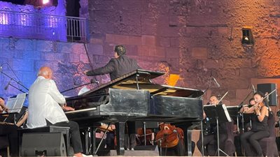 بحضور كامل العدد.. الموسيقار عمر خيرت يبدأ حفله بمحكى القلعة بـ خلي بالك من عقلك