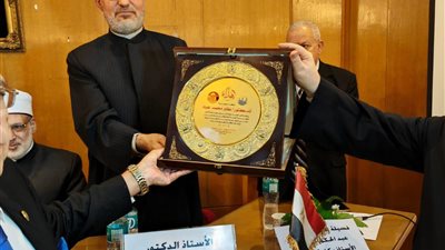 خلال تكريمهما بنادي أعضاء هيئة التدريس بالأزهر.. الدكتور نظير عياد للمفتي السابق: أتعبت من جاء بعدك