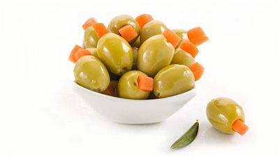 بوصفة المصانع| طريقة عمل الزيتون المخلل بالجزر.. لا تشققيه ولا تنقعيه 