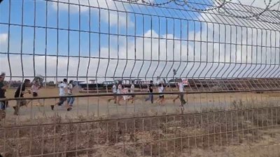 يحاولون الوصول لذويهم.. عائلات الأسرى الإسرائيليين بغزة يخترقون السياج الفاصل| فيديو