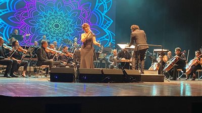 أنوشكا تتألق على خشبة المسرح الكبير بمكتبة الإسكندرية ضمن فعاليات مهرجان الصيف الدولي الـ21