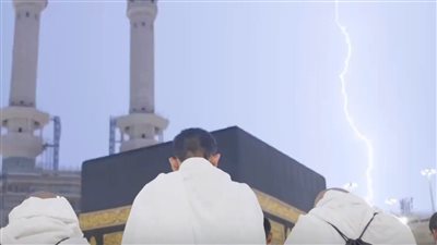 الصواعق تضرب محيط الحرم المكي.. والأمطار تخلق أجواء روحانية للمعتمرين│ صور 