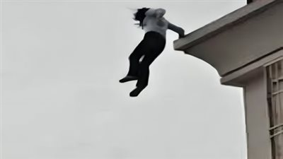 هربًا من تحرش صديقها.. فتاة سودانية تلقي بنفسها من شباك الحمام في السلام | بث مباشر