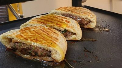 طريقة عمل الحواوشي بالعيش.. لذة الشارع المصري على مائدتك خطوة بخطوة!