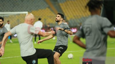 لاعبو بيراميدز يجرون عمليات الإحماء قبل مواجهة زد في نهائي كأس مصر | صور
