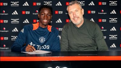 18 عامًا.. مانشستر يونايتد يعلن ضم الموهبة المالية سيكو كوني بشكل رسمي