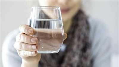 تحسين صحة البشرة والدماغ.. فوائد شرب الماء على معدة فارغة