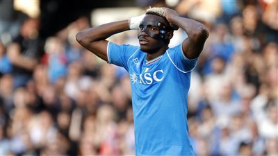 أوسيمين يهدد إدارة نابولي من أجل الانتقال إلى جالطة سراي