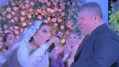 على أغنية مين حبيب بابا.. عروس ترقص مع والدها خلال حفل زفافها تتصدر التريند