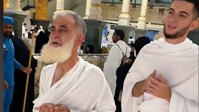 مسن من ذوي الهمم يبكي لرؤيته الكعبة لأول مرة | فيديو