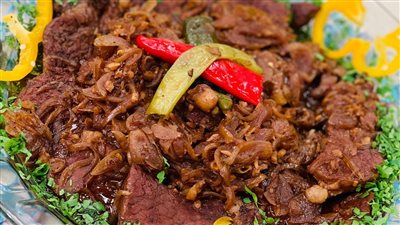 طاجن لحمة بالبصل فاطمة أبو حاتي.. 4 نصائح للحصول على لحمة جوسي