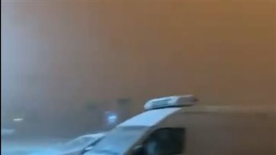 النهار تحول لـ ليل.. عاصفة ترابية ضخمة تغطي سماء منطقة جازان بالسعودية