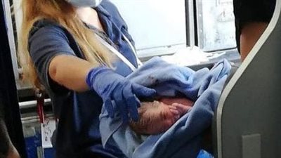 ولدت بين السماء والأرض.. مصر للطيران تهدي تذكرة سفر مجانية لرضيعة مدى الحياة 