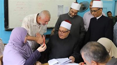 رئيس المعاهد الأزهرية يشدد على الدقة في تصحيح أوراق امتحانات الدور الثاني والالتزام بالتعليمات