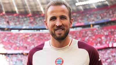 هاري كين يحصل على جائزة هداف الدوري الألماني في أليانز أرينا