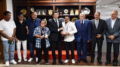 رقم جديد.. وزير الرياضة يكرم البعثة المصرية السعودية لذوي الهمم والأصحاء بعد عبور المانش