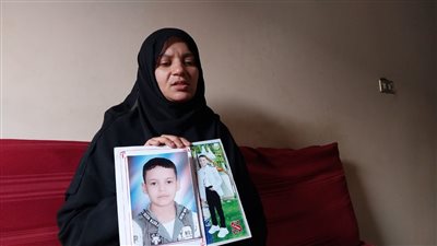 بعد الحكم بعرض المتهم بإنهاء حياة نجله على الطب النفسي.. والدة الضحية: ناري مش هتبرد غير لما حق ابني يرجع| صور