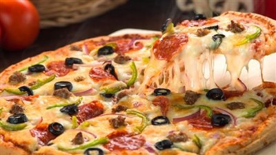 طريقة عمل البيتزا الإيطالي في البيت.. عجينة هشة وصوص لذيذ