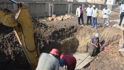 إصلاح كسر ماسورة مياه بزاوية غزال وتوفير 7 سيارات مياه شرب لبعض القرى بالبحيرة