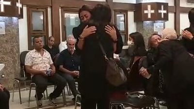 الحزن يسيطر على أسرة السيناريست عاطف بشاي خلال تلقي عزاءه بكنيسة مارمرقس | بث مباشر