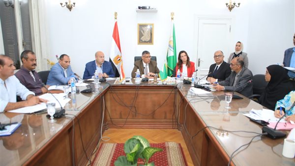 محافظ الجيزة مع المواطنين