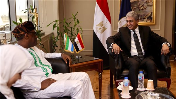 وزير السياحة يلتقي