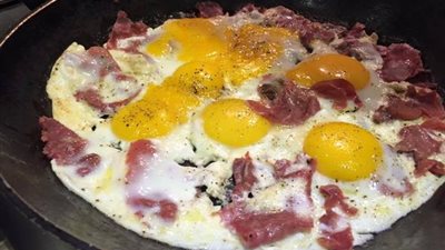 طاسة رهيبة| طريقة عمل البيض بالبسطرمة.. 3 وصفات لفطور غني ومشبع